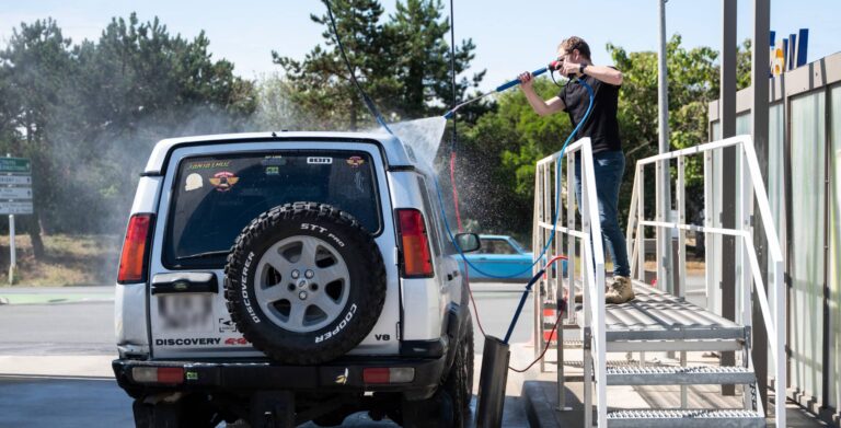 Lavage haute pression pour voiture : avantages et étapes