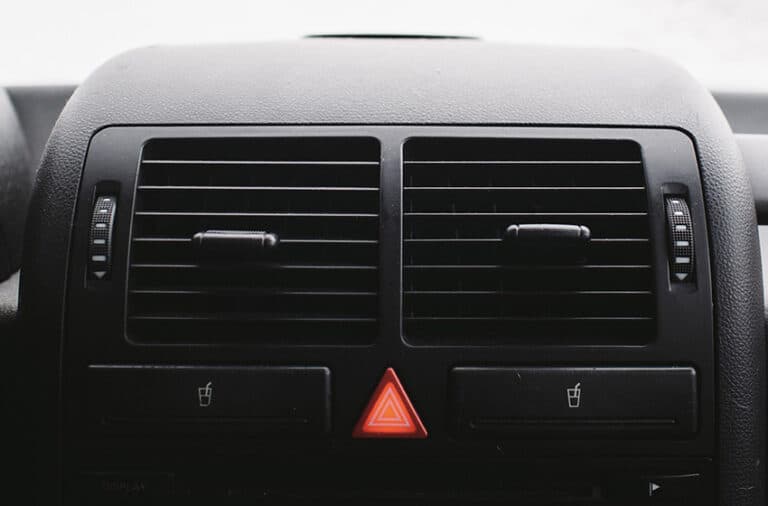 Comment laver les plastiques intérieurs de sa voiture de manière efficace ?