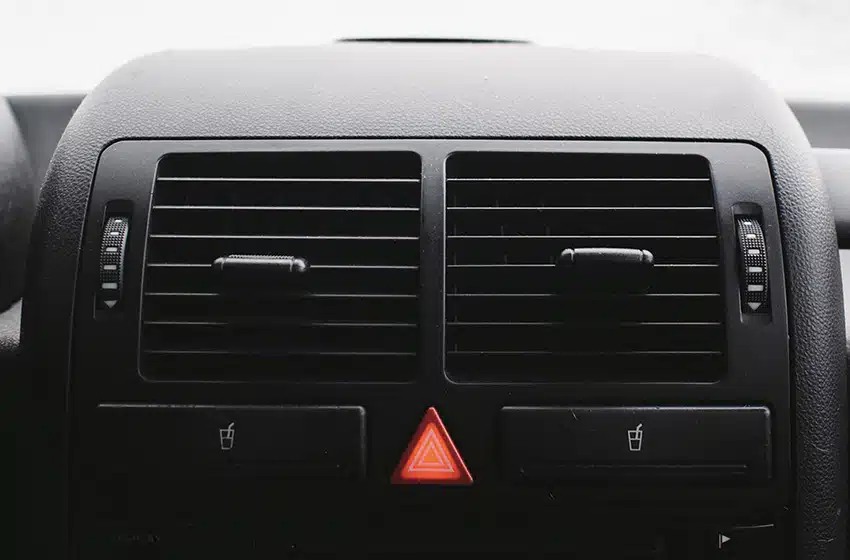 Comment laver les plastiques intérieurs de sa voiture de manière efficace